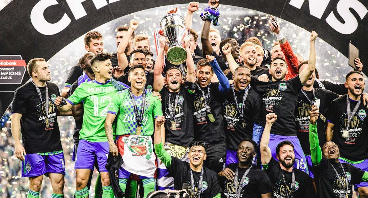 Seattle Sounders levantando el título de campeón de la Concachampions.