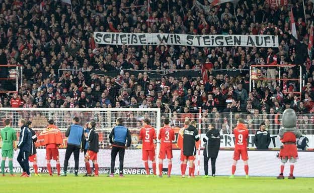 La grada del Union Berlin exponía «Scheibe... wir steigen auf!» (¡mierda... vamos a ascender!) ante el temor de perder sus valores.  UNION BERLIN