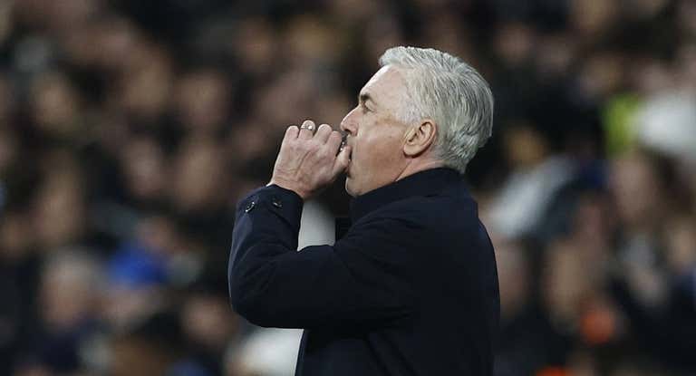 Ancelotti, comiendo chicle durante un partido.