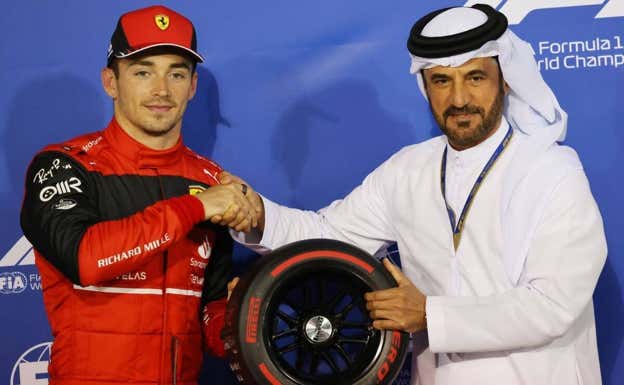 Charles Leclerc, piloto de Ferrari, y Mohammed Ben Sulayem, presidente de la FIA. Reuters