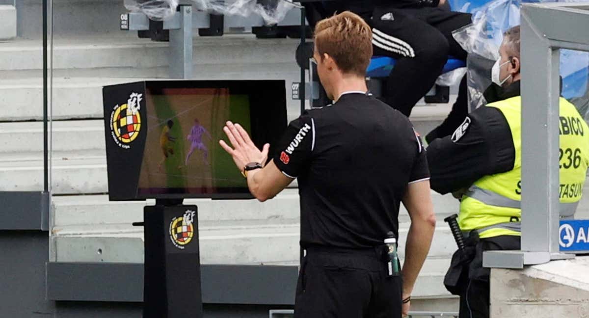 El VAR en un partido entre la Real Sociedad y el Cádiz./QUAY: EFE / JAVIER ETXEZARRETA