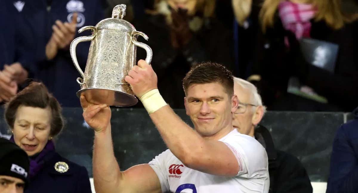 Owen Farrell levanta la Calcutta Cup para Inglaterra. /World Rugby