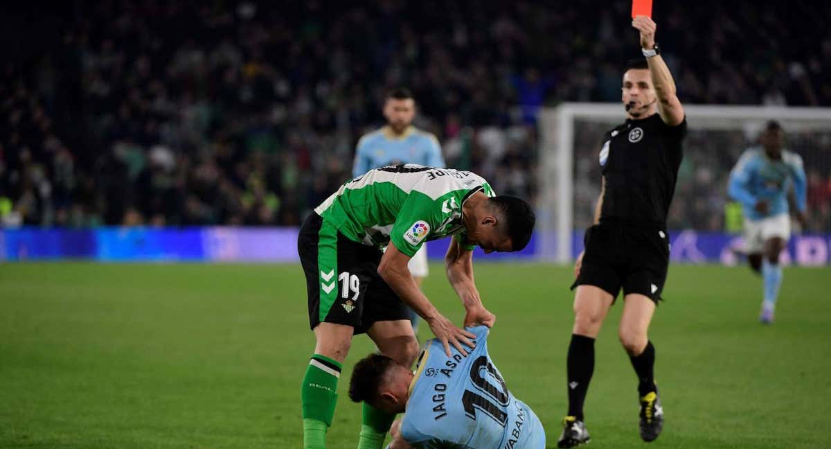 Luiz Felipe se enzarza con Aspas mientras Del Cerro le muestra la tarjeta roja./AFP