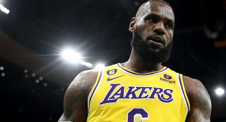 LeBron James durante un partido contra los Celtics.