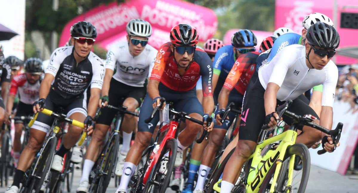 Nairo Quintana (33), con maillot blanco, en la prueba en ruta de los Nacionales de Colombia. /AFP / MORENO VARGAS