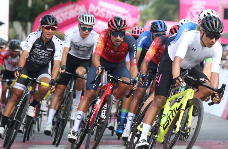 Nairo Quintana, bronce bizarro en Colombia: sin equipo y con un maillot de una de sus empresas