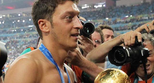 Mesut Özil anuncia su adiós al fútbol: «Ha sido un viaje increíble»