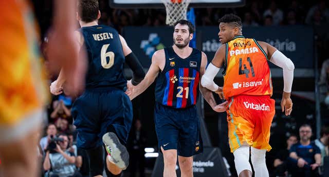 Álex Abrines culmina la remontada del Barça ante un sólido Valencia Basket