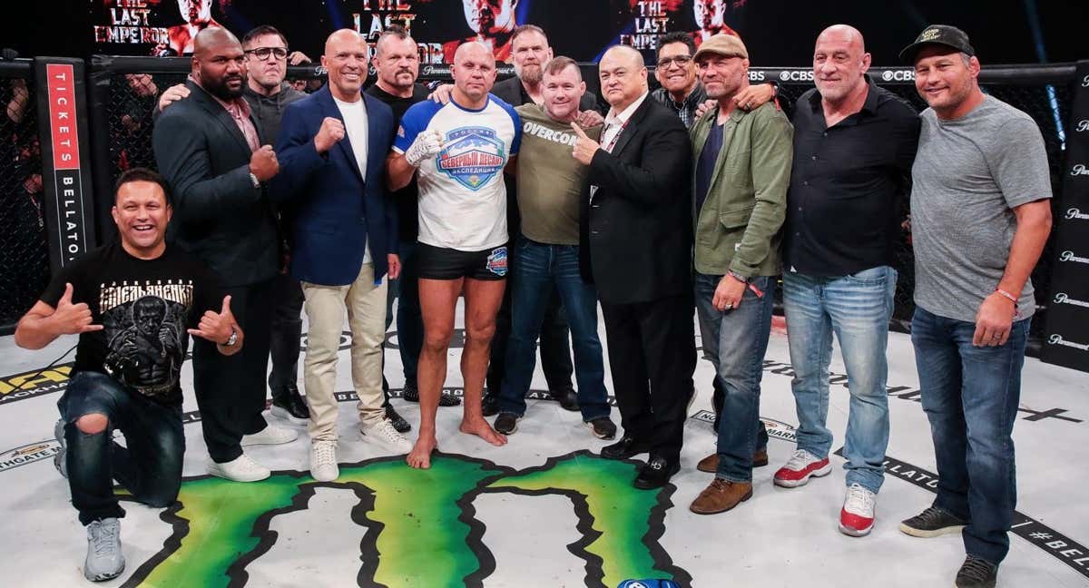 Fedor Emelianenko posa con otras leyendas de las MMA tras su último combate./Bellator MMA