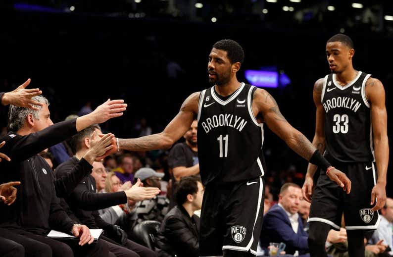 Kyrie Irving, el nuevo escudero de Doncic coleccionista de escándalos