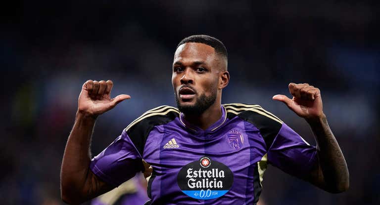 Cyle Larin celebra un gol con el Valladolid.