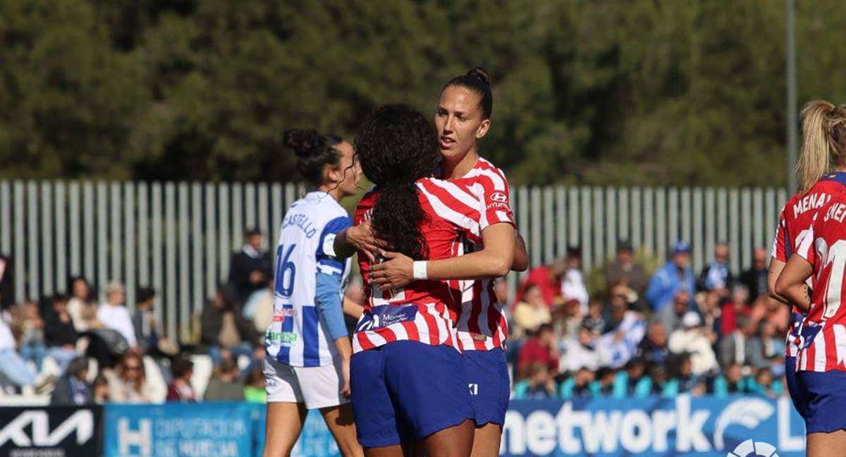 Ludmila y Cinta celebran el gol de la brasileña ante el Sporting de Huelva. /LALIGA
