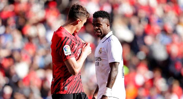 Nueva batalla Raíllo-Vinicius: le pidió besar escudo del Mallorca
