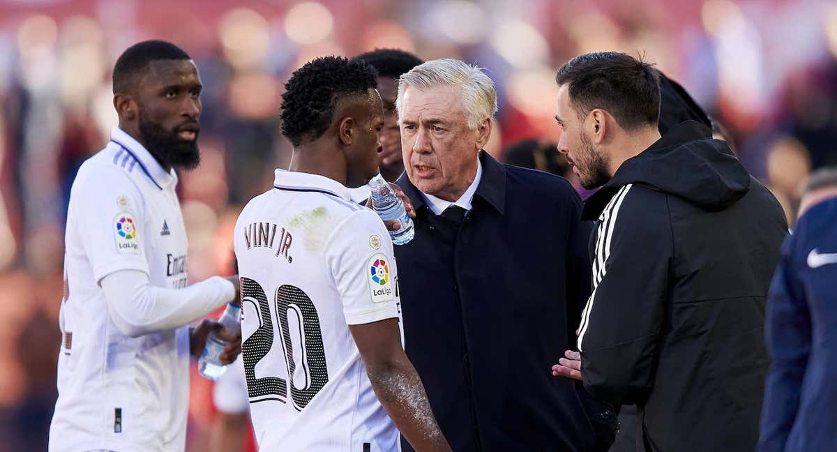 Ancelotti y su hijo Davide hablan con Vinicius./Getty