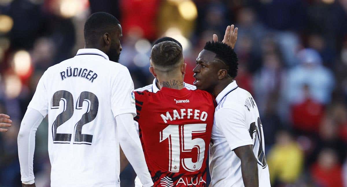 Vinicius y Maffeo, durante el partido en Mallorca