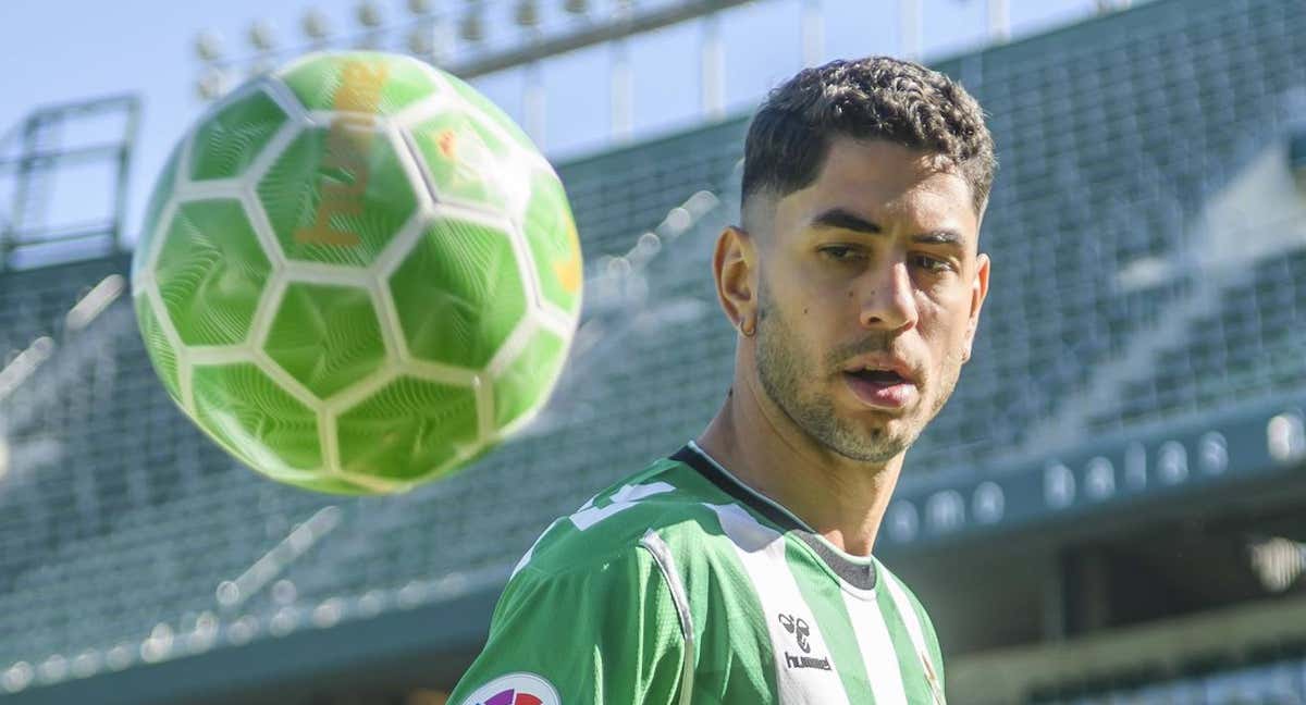 Ayoze mira el balón en su presentación como jugador del Betis./Raúl Caro / Efe