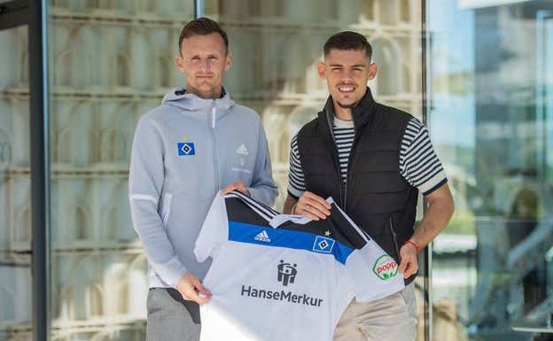 Montero en su presentación como nuevo jugador del Hamburgo  Montero