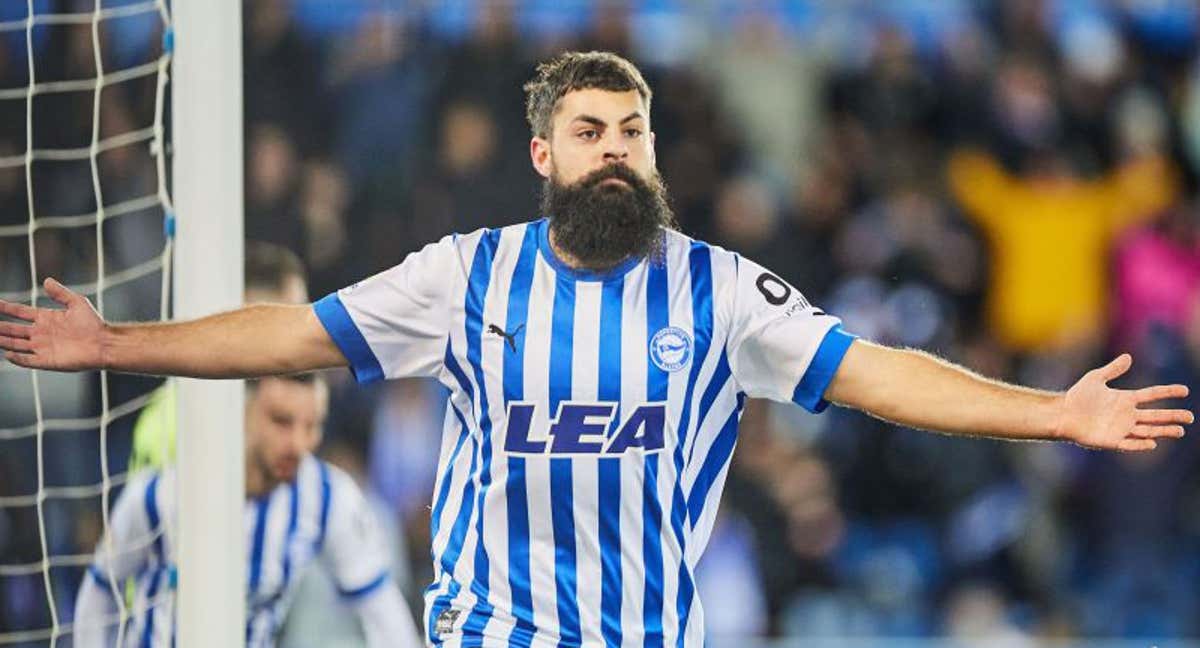 Asier Villalibre celebra su tanto marcado ante el Eibar
