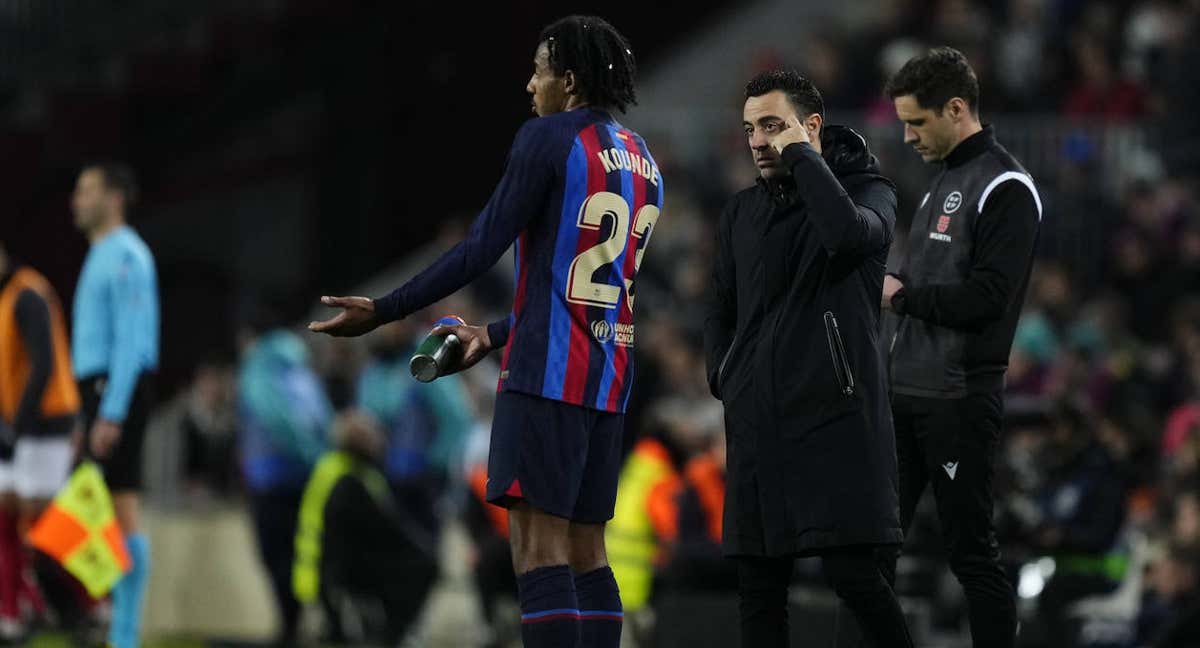 Xavi da órdenes a Kounde durante el Barça-Sevilla. /GETTY