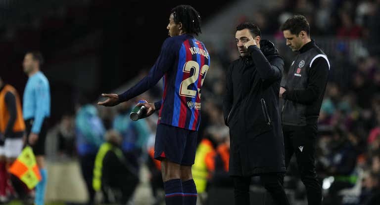 Xavi da órdenes a Kounde durante el Barça-Sevilla.