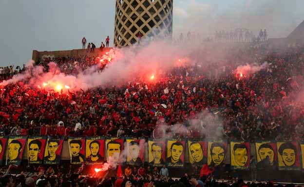 Los ultras del Al Ahly recuerdan, durante un partido, los fallecidos en Port Said. GETTY