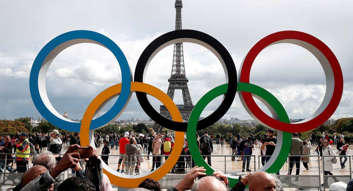 Los aros olímpicos frente a la Torre Eiffel./AFP