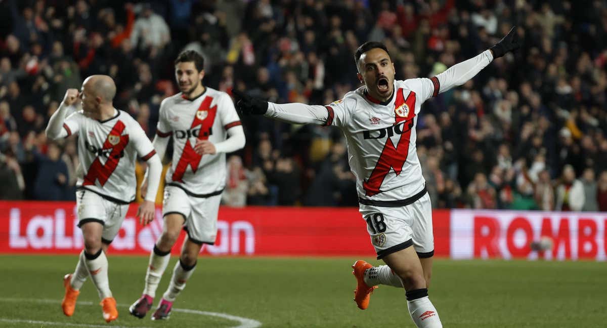 Álvaro García celebra el gol del Rayo contra el Almería en LaLiga.