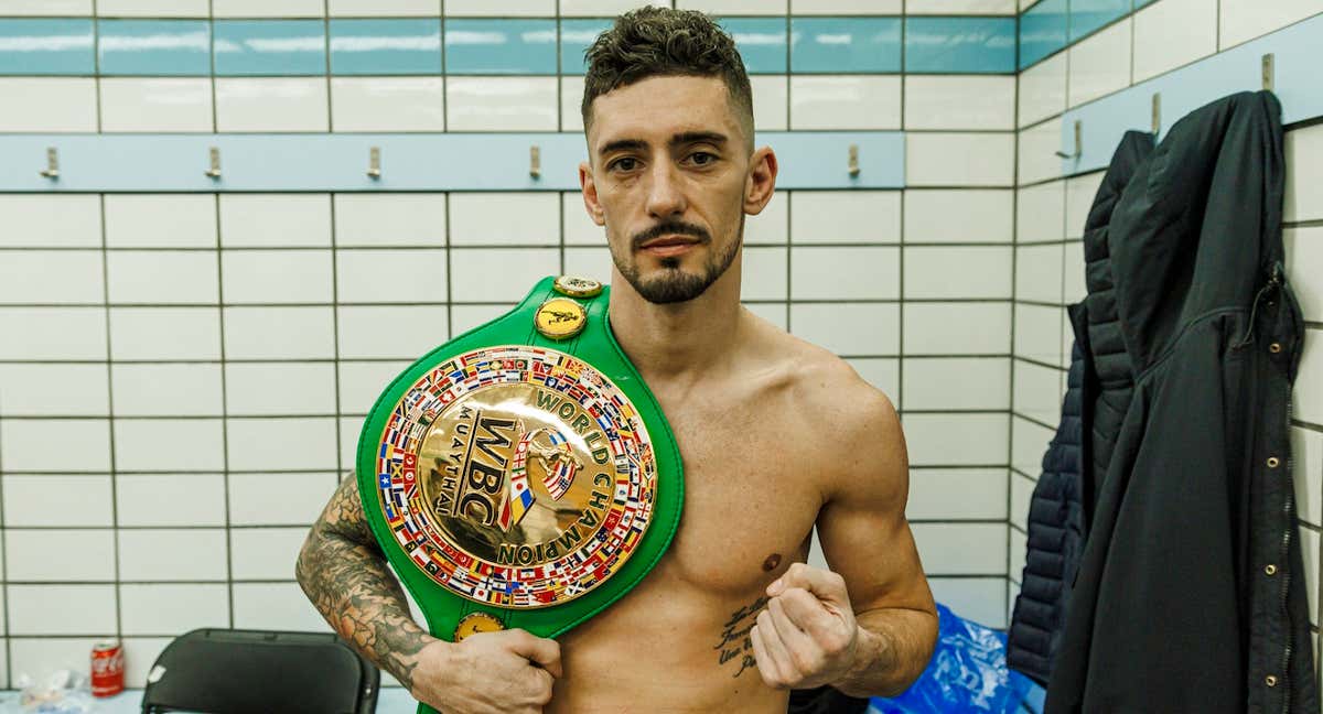 Antonio Orden posa en el vestuario con su cinturón de campeón mundial./Pablo García Sacristán