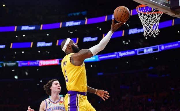 LeBron James anota una bandeja en presencia de Josh Giddey. Reuters