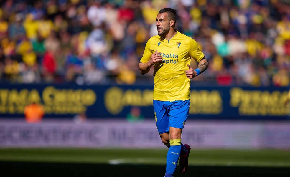 El Cádiz inicia contactos para ampliar el contrato de Negredo