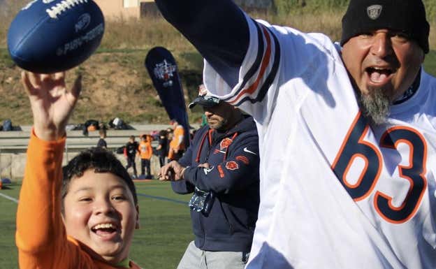 Roberto Garza, leyenda de los Chicago Bears, junto a uno de los participantes en el clinic  Chicago Bears