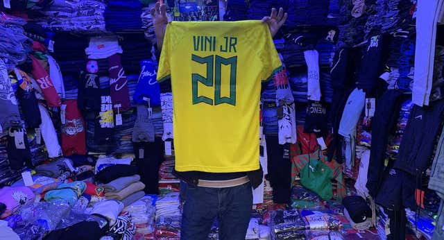 «¿Una camiseta del Real Madrid de Vinicius? ¡Mañana! Hoy sólo Benzema»