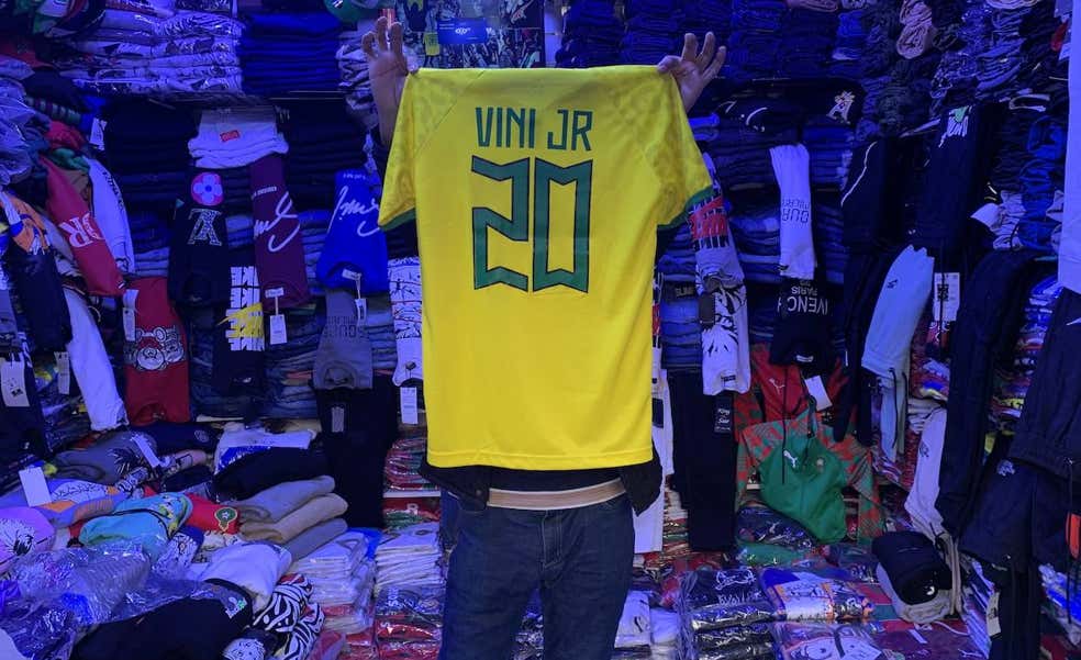 «¿Una camiseta del Real Madrid de Vinicius? ¡Mañana! Hoy sólo Benzema»