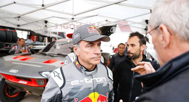 Carlos Sainz se libra de pasar por el quirófano por su lesión en el Rally Dakar