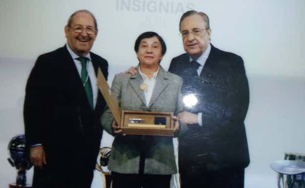 Mari Carmen recibe la insignia de oro como madridista.  FOTO CEDIDA POR MARI CARMEN ÁLVAREZ