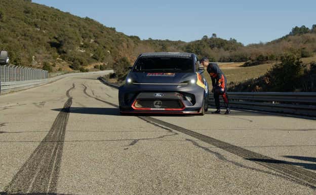 Max Verstappen, con la Ford Pro Electric Super Van.  Ford Performance