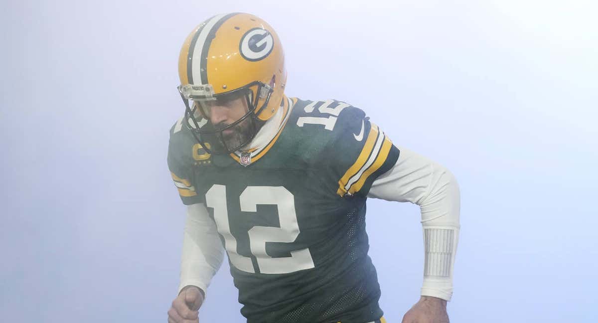 Aaron Rodgers, de los Green Bay Packers, saltando al campo /GETTY IMAGES