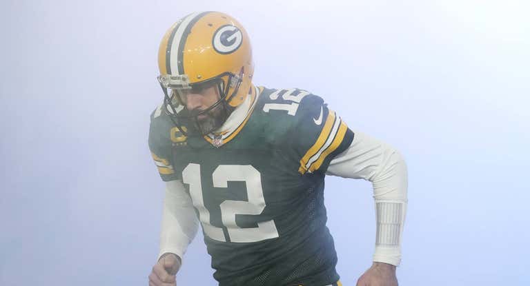 Aaron Rodgers, de los Green Bay Packers, saltando al campo