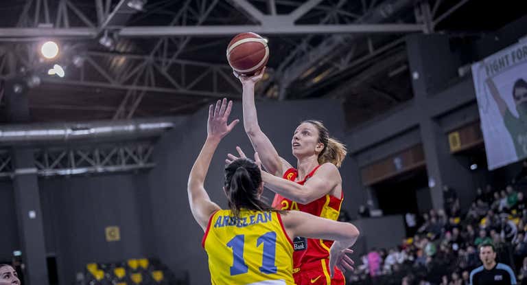 Laura Gil tira a canasta en su regreso a la Selección en el choque de Ventanas contra Rumanía.