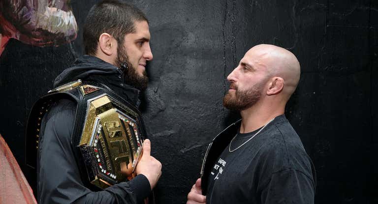Islam Makhachev y Alexander Volkanovski, cara a cara durante la promoción del UFC 284.