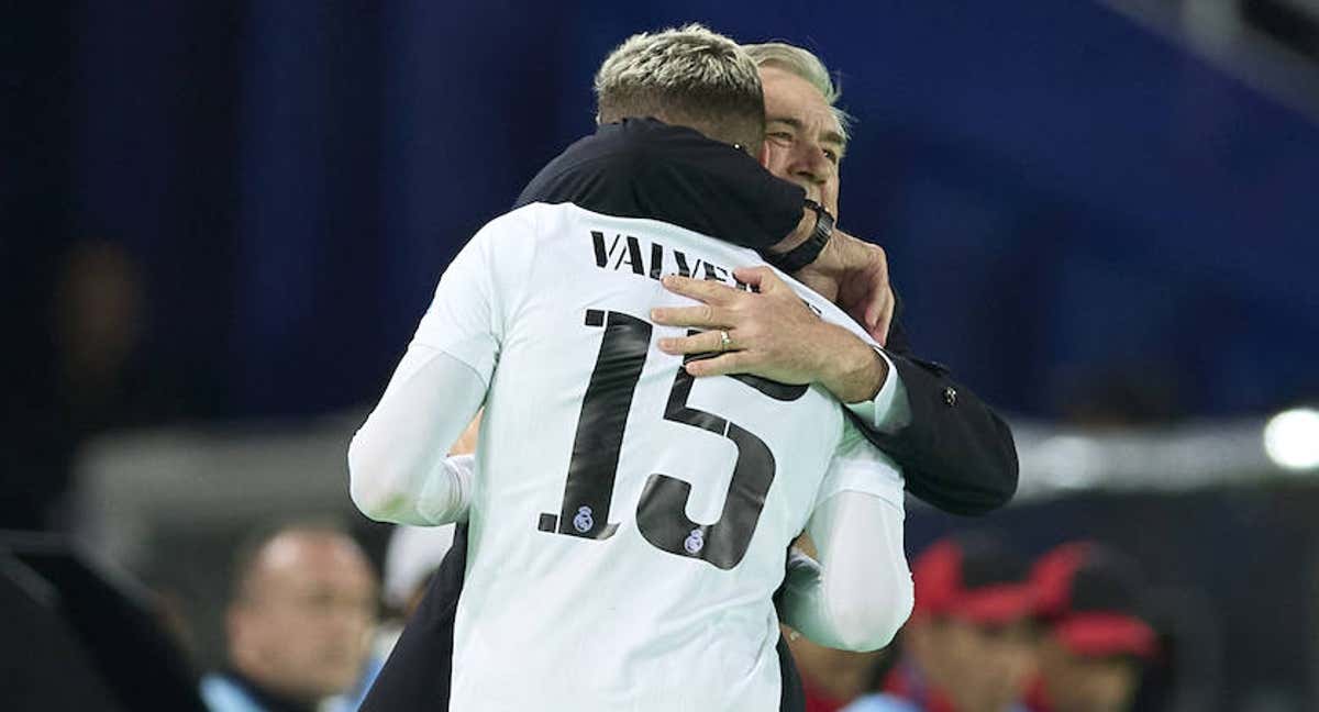 Valverde se abraza con Ancelotti./Getty