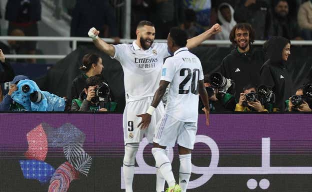 Benzema celebra su gol con Vinicius. Su conexión volvió a funcionar.  EFE