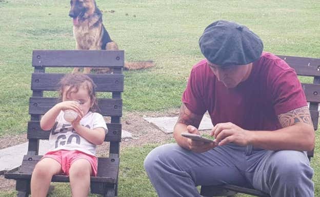 El Cebolla junto a una de sus hijas en su casa de campo.