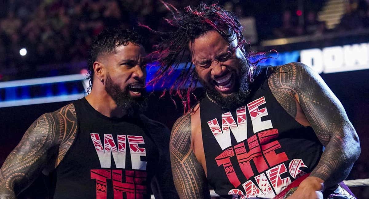 Jimmy y Jey Uso celebran su victoria en SmackDown./WWE