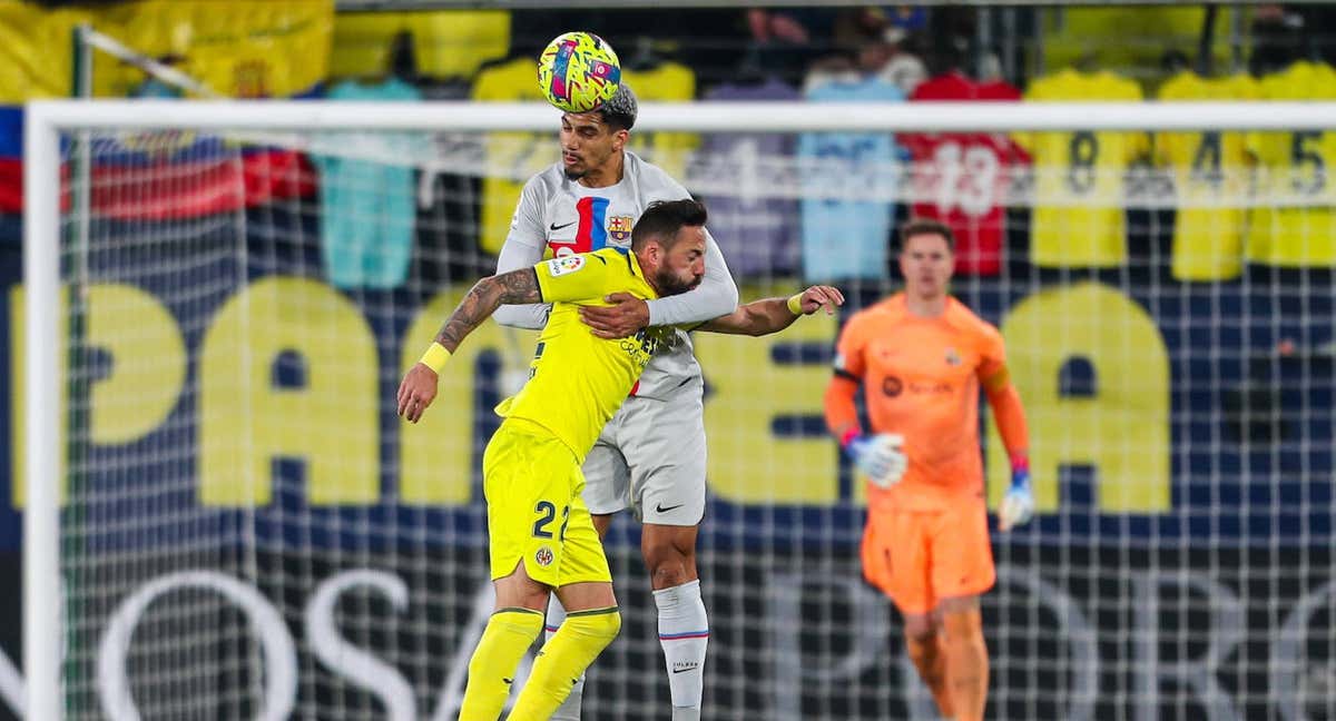 Araujo despeja un balón de cabeza ante Morales.