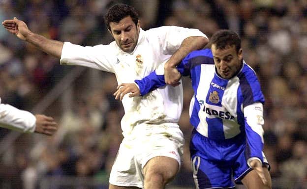Fran pelea por un balón con Luís Figo.  EFE