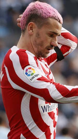 Griezmann, con brazalete negro en su brazo izquierdo en memoria de Marcos Alonso y Bartolomé Enseñat Velasco, socio número 2 del Atlético.  AFP
