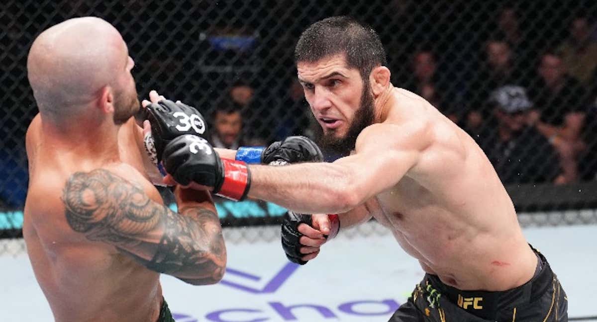 Islam Makhachev golpea a Alexander Volkanovski durante su combate en el UFC 284./UFC