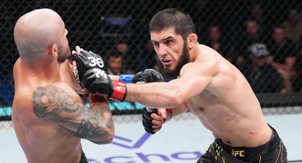 Islam Makhachev golpea a Alexander Volkanovski durante su combate en el UFC 284.