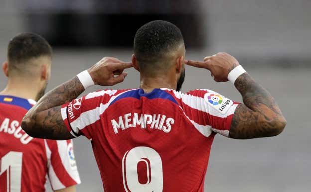 Por fin, Memphis hizo su tradicional celebración al marcar: tapándose los oídos con los índices.  AFP